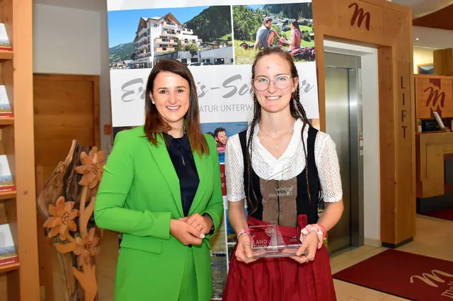LR Astrid Mair gratulierte Selina Karin Narr zum "Lehrling des Monats Juli 2025". | Foto: Land Tirol/Gerzabek