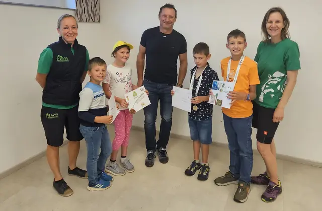 Die Kinder mit den Abfallberaterinnen und Bürgermeister Franz Silly. | Foto: Abfallwirtschaftsverband Deutschlansberg