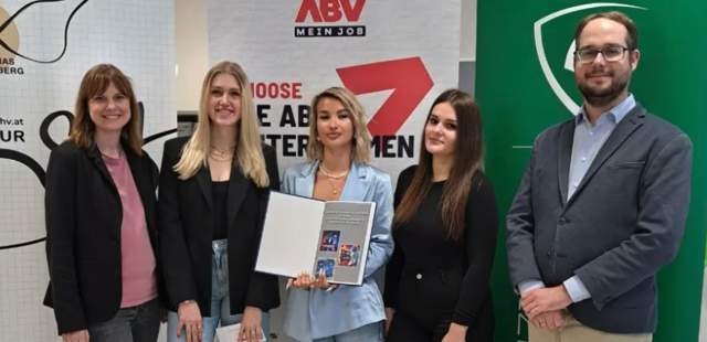 Die drei HAK-Maturantinnen Yasmin Resch, Maya Rossmann und Nadine Dworschak mit den Betreuern Sabrina Stonitsch, LFI Steiermark, und Gernot Dreisiebner von der HAK Voitsberg. | Foto: LFI Steiermark