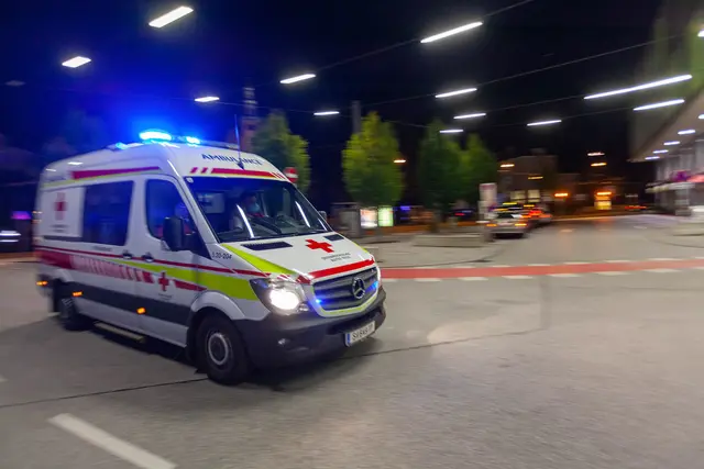 Nach der Erstversorgung an der Unfallstelle wurde der 82-Jährige in ein Krankenhaus gebracht. | Foto: Rotes Kreuz Salzburg