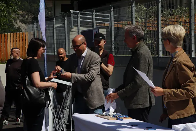 Bgm. Stefan Rueland und Dietmar Waldeck bei der Schlüsselübergabe. | Foto: Seelos