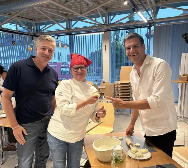 Franz Matschnigg und Stefan Kogler lernten von Anna Glock wie man Kasnudeln krendelt.  | Foto: Privat