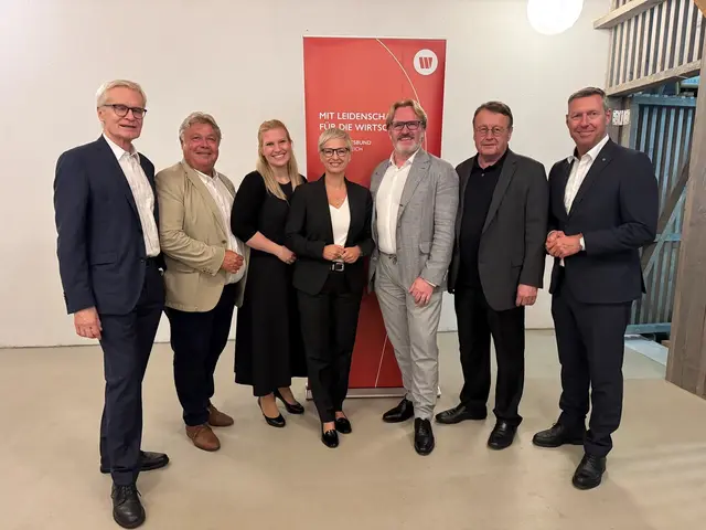 Clemens Malina-Altzinger, Harald Plöckinger, Alexandra Platzer, Doris Hummer,
Thomas Bründl, Paul Rübig und Wolfgang Greil nach der Wiederwahl des Wirtschaftsbund-Obmanns von Wels. | Foto: Wirtschaftsbund Wels
