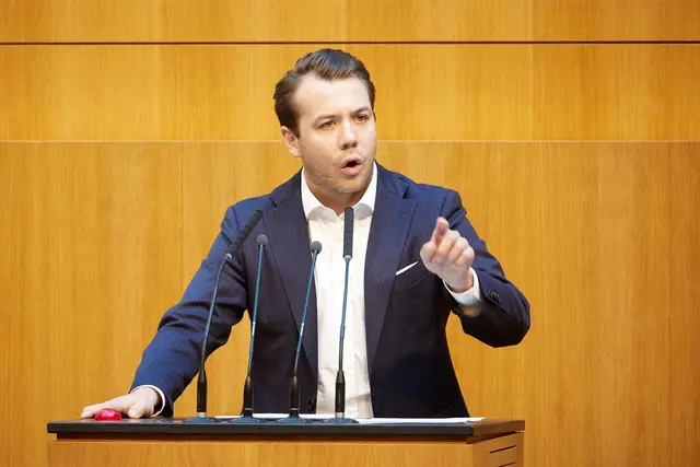 Maximilian Weinzierl von der FPÖ ist der Meinung, dass man mit der Klebevignette als Wechselkennzeichenbesitzer im Nachteil ist. | Foto: Parlamentsdirektion/Thomas Topf