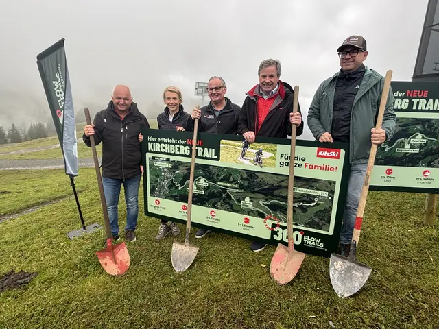 Christian Wörister (Vorstand Bergbahn Kitzbühel), Viktoria Veider-Walser (Geschäftsführerin Kitzbühel Tourismus), Toni Wurzrainer (Obmann TVB Brixental), Anton Bodner (Vorstand Bergbahn Kitzbühel) und Markus Kofler (Geschäftsführer TVB Brixental) (v. li.) bei der Eröffnung des Kirchberg Trails. | Foto: Johanna Bamberger