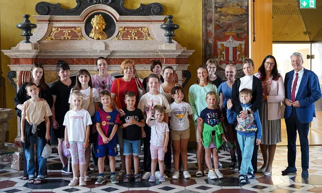 LH Peter Kaiser und LR.in Sara Schaar empfingen die Kinder aus der Ukraine im Wappensaal im Landhaus.
 | Foto: LPD Kärnten/Vouk