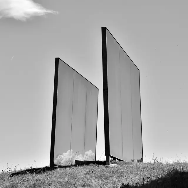Kunstinstallation "Spiegelwand" des Bildhauers Herbert Golser (geb. 1960) aus dem Jahr 1999. | Foto: Hans-Peter Kriener