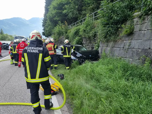 Aufräumarbeiten nach dem Frontalcrash. | Foto: ff-badischl.at