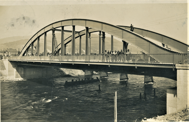 Zwischen 1927 und 1990 war die Kalvarienbrücke in Form dieser Eisenbrücke gestaltet. | Foto: Sammlung Kubinzky