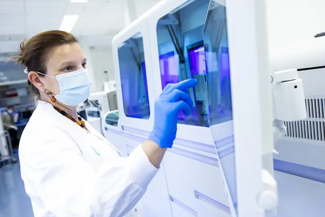 Im immunhämatologischen Labor der UBT wurden 2024 täglich rund 100 Laboranforderungen verarbeitet und 200 Kreuzproben durchgeführt. | Foto: Marija Kanizaj / LKH-Univ. Klinikum Graz