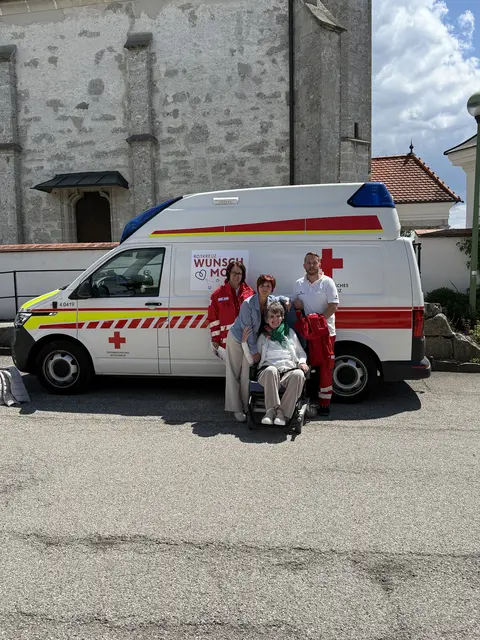 Mit der Unterstützung vom Roten Kreuz Grieskirchen konnte die schwerkranke Karin Meindlhumer die Hochzeit ihrer Tochter miterleben. | Foto: RK Grieskirchen