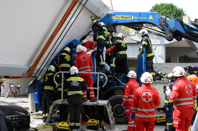 Einsatzkräfte gaben alles: Mehr als zwei Stunden waren die Männer in dem Fahrzeug gefangen. | Foto: Fotokerschi