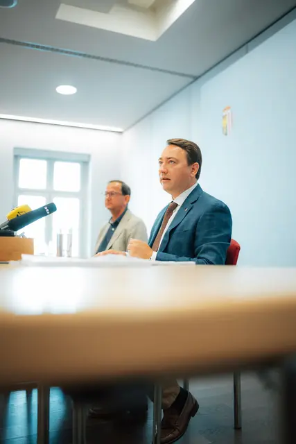 Landeshauptmann-Stv. Manfred Haimbuchner und Landesinnungsmeister Bau OÖ Wolfgang Holzhaider. | Foto: Land OÖ