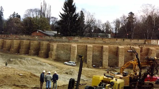 Für kurze Zeit zu sehen war am Karmeliterplatz das Ostende der ausgegrabenen barocken Stadtmauer. Heute ist hier eine Tiefgarage. | Foto: Sammlung Kubinzky
