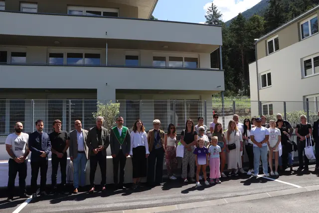 Die neuen Mieter mit den Vertretern der beteiligten Firmen und Gemeinderepräsentanten. | Foto: Seelos