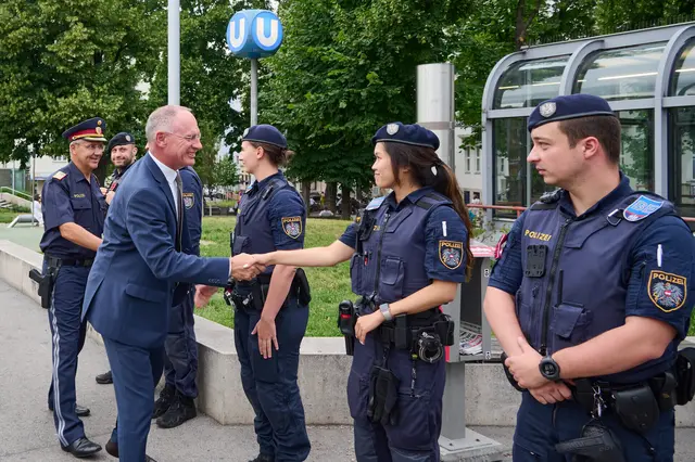 Karner dankte der örtlichen Polizei bei der Schwerpunktaktion. | Foto: BMI/Karl Schober
