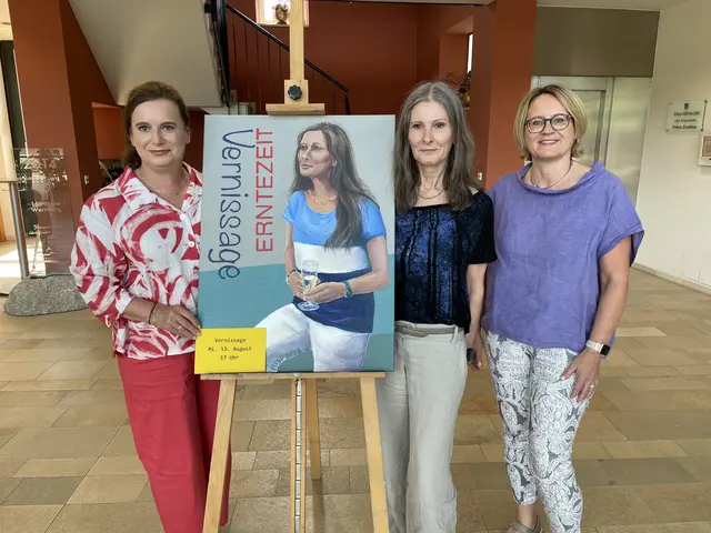 Bürgermeisterin Doris Liposchek (links) und Amtsleiterin Anja Schweda (rechts) heißen Künstlerin Isolde Matweber in der Galerie Wernberg willkommen. | Foto: Gemeinde Wernberg