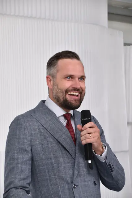 Hausherr Alexander Gutmann begrüßt die Gäste herzlich und gibt einen Einblick in die Geschichte und Entwicklung der GUTMANN GmbH. | Foto: Kendlbacher
