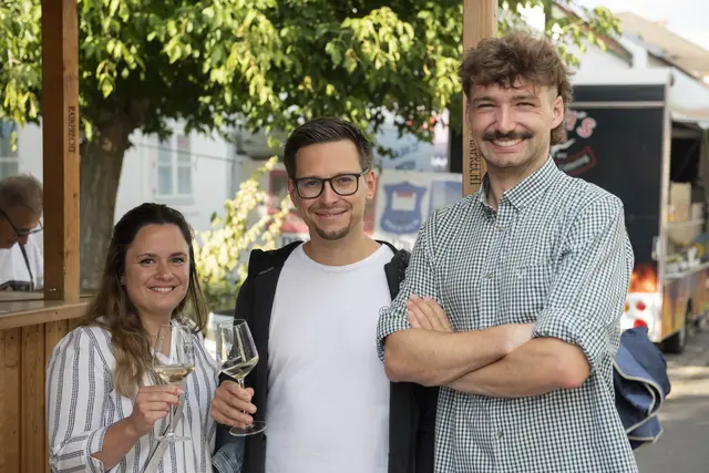 Schon am ersten Tag des Weinfests zog es zahlreiche Gäste an die Oggauer Hauptstraße. | Foto: Sophia Braun