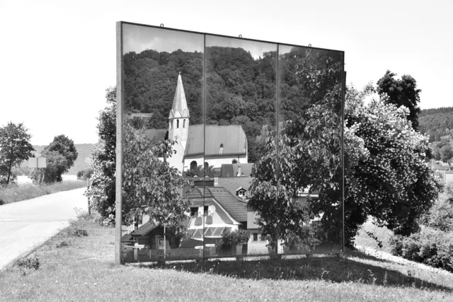 Blick durch den Spiegel auf die Pfarrkirche St. Othmar in Klein-Pöchlarn. | Foto: Hans-Peter Kriener