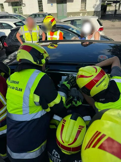 Da es dem Bub gut ging habe man versucht, das Fahrzeug, ohne einen Schaden zu verursachen, zu öffnen. | Foto: Fire Veiter - FF St.Veit/Glan