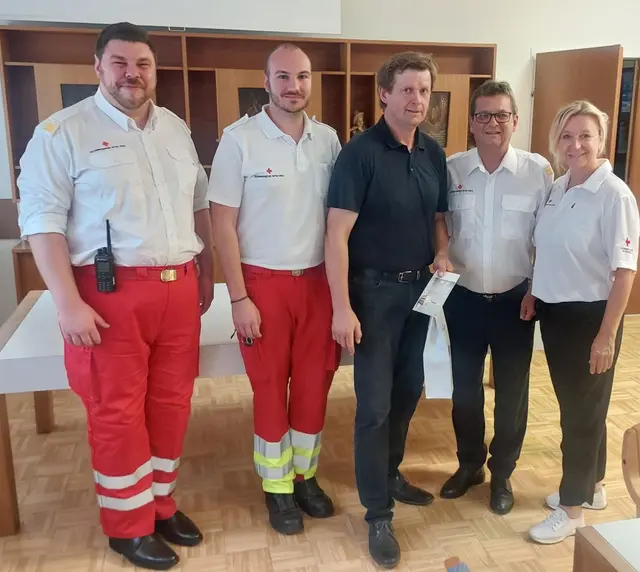 Bezirksstellenleiterstellvertreter Julian Heissenberger, Ortsstellenleiter Lukas Polster, Bürgermeister Johann Heisz, Bezirksstellenleiter Rudolf Haider, Bezirksstellenleiterstellvertreterin Petra Herz.
| Foto: Rotes Kreuz Oberpullendorf