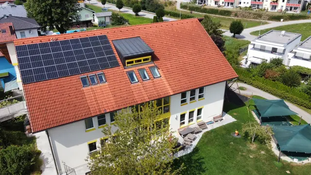 Am Kindergarten in Offenhausen sichert nun eine 11,6 kWp-Anlage den täglichen Strombedarf – durch die gute Speicherlösung mit 16.5 kWh Batterieleistung ist das Gebäude auch krisensicher. | Foto: ÖVP Wels-Land