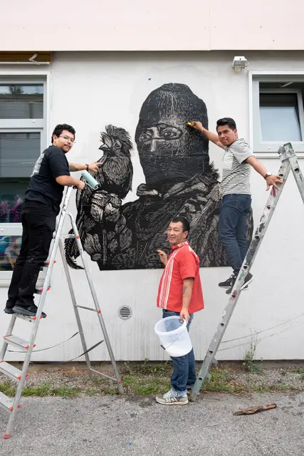 Das Künstlerkollektiv Los Subterráneos (v.l.: Damián Jiménez, Misael Becerril, Eric Pozos) gestaltet Wandgemälde für Gleichberechtigung und Gewaltprävention am Bewohnerservice Lehen. | Foto: Stadt:Salzburg /Rocio Escabosa