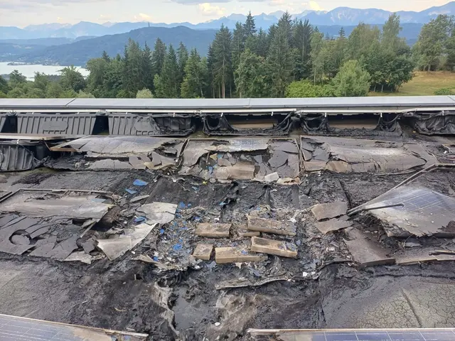 Auf dem Flachdach eines Wohnhauses fing eine Photovoltaikanlage Flammen. | Foto: Freiwillige Feuerwehr Techelsberg am Wörthersee