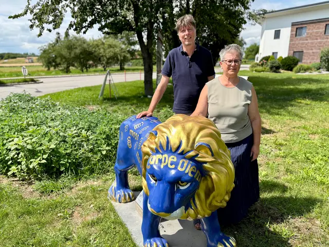 Mit einem Augenzwinkern begrüßten Eva Nendwich, geschäftsführende Gemeinderätin, und Bürgermeister Franz Göd (ÖVP) das neue „Gemeindemitglied“. | Foto: Markus Kahrer