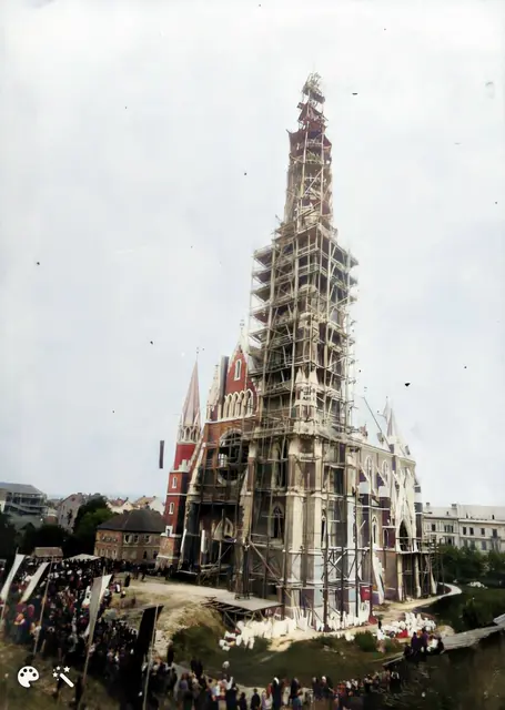 Am 20. August 1887 wurde im Rahmen einer großen Feier das Turmkreuz auf die Herz-Jesu-Kirche gesetzt – hier festgehalten auf einem Foto von Leopold Bude. | Foto: Sammlung Kubinzky
