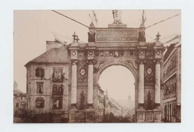 Täuschend echt wirkt der Triumphbogen, der sich in der Annenstraße befand, auf Fotografien der Zeit. Tatsächlich handelte es sich um eine Theaterkulisse anlässlich eines Besuchs von Kaiser Franz-Josef. | Foto: Sammlung Kubinzky