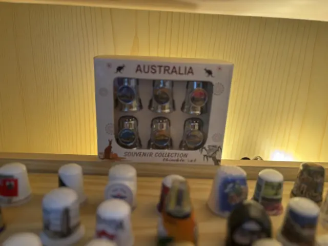 Ganz besonderen Wert haben für Hermann Wraniek die Fingerhüte aus Australien, da diese ein Geschenk vom verstorbenen Mann seiner Cousine waren. | Foto: MeinBezirk/Moder