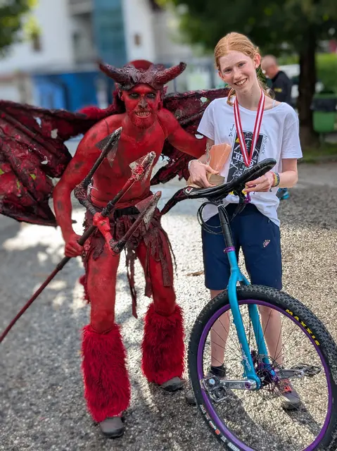 Lea Söser mit dem Trophy-Teufel. | Foto: SU Gmunden