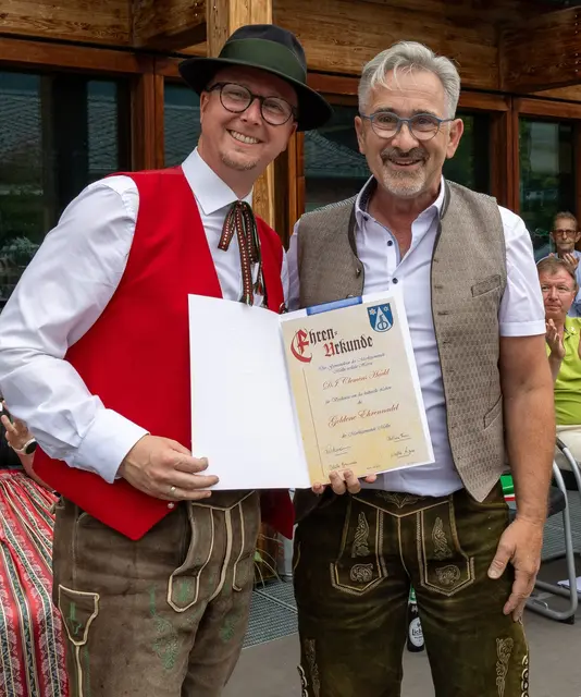 Überreichung der goldenen Ehrennadel von Bürgermeister Andreas Rußmann an Clemens Hackl (li.) | Foto: Franz Stöger
