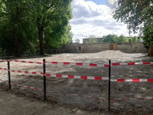 Die leere Fläche nach den Aufräumarbeiten nach dem Brand. Wie viel Zeit bis zum neuen Hofgarten Café noch vergeht, ist nicht vorhersehbar. | Foto: MeinBezirk