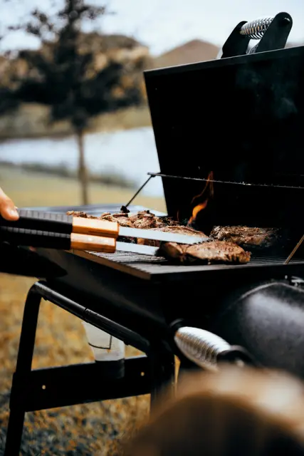 BBQ-Enthusiasten in Wien können aufatmen: Grillen an öffentlichen Plätzen ist wieder erlaubt. (Symbolbild) | Foto: Aral Tasher/Unsplash