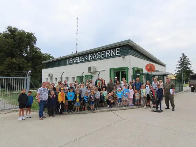 Nach einem gemeinsamen Gruppenfoto marschierte die Truppe zur ersten Station, und sorgte gleich für ordentliche Spannung und Unterhaltung. | Foto: Manuel Markl/Österreichisches Bundesheer