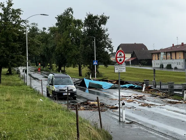 Das Dach des verkaufsraums landete rund 150 Meter weiter auf der Straße. | Foto: Gahbauer