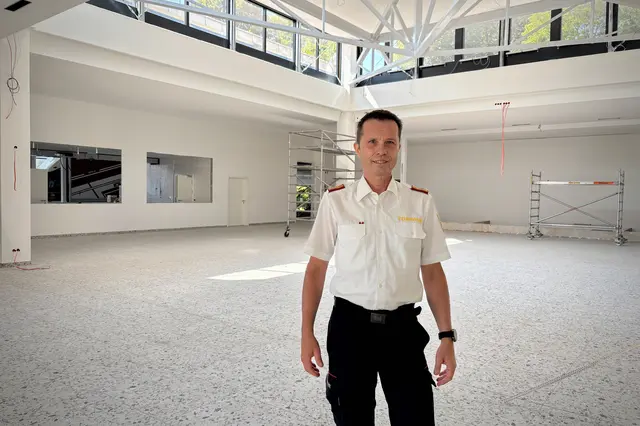 Landesfeuerwehrkommandant Rudolf Robin auf der Baustelle des VIZ (Veranstaltungs- und Kommunikationszentrum) | Foto: MeinBezirk