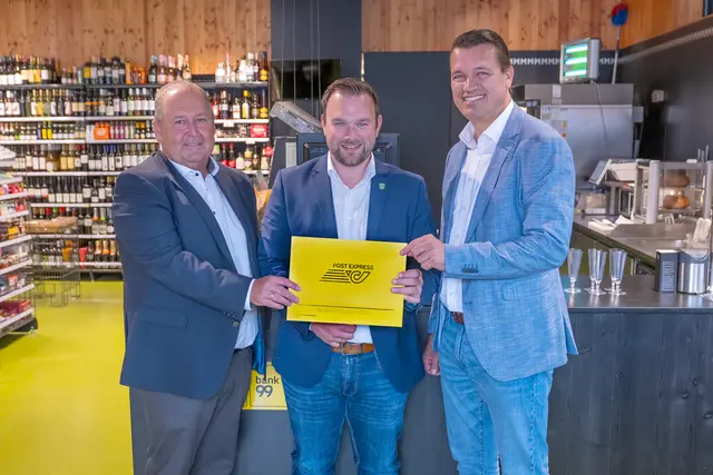 Bei der Eröffnung: Anton Krautgartner (Post Partner Vertriebsleiter), Bgm. Markus Peer und MPREIS-Geschäftsführer Ingo Panknin (v.l.).  | Foto: MPreis