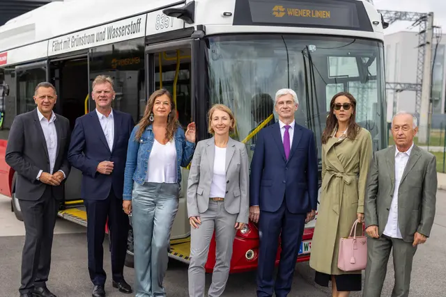 Im Bild, v.l.: Bezirksvorsteher Simmering, Thomas Steinhart (SPÖ); vors. Geschäftsführer Wien Energie, Michael Strebl; Öffi-Stadträtin Ulli Sima (SPÖ); techn. Geschäftsführerin Wiener Linien Gudrun Senk; Geschäftsführer Wiener Netze Thomas Maderbacher; Geschäftsführerin "Rampini" Caterina Rampini; Eigentümer "Rampini" Stefano Rampini. | Foto: Wiener Linien / Simon Wöhrer