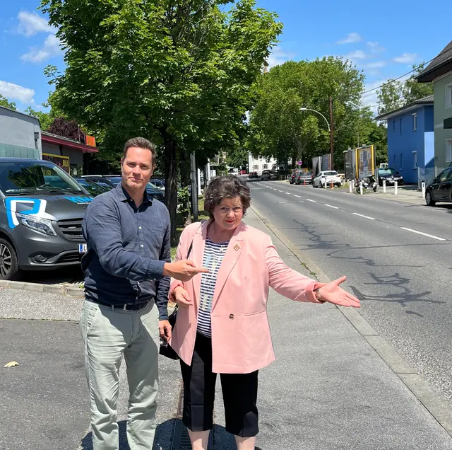 Standort: Georg Schröck-Weikhard und Elisabeth Potzinger zeigen auf die Stelle in der Petrifelderstraße, wo sie sich einen Zebrastreifen wünschen. | Foto: ÖVP St. Peter
