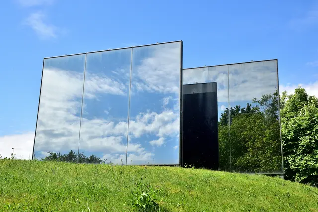Kunstobjekt "Spiegelwand" (1999) von Bildhauer und Installationskünstler Herbert Golser in Klein-Pöchlarn. | Foto: Hans-Peter Kriener