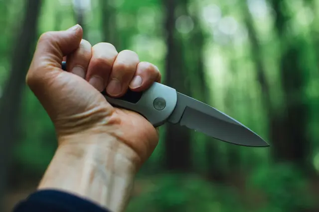 Mehrere Personen meldeten einen Mann, der mit einem Messer bewaffnet auf der Straße gesehen wurde. | Foto: Markus Spiske/Unsplash