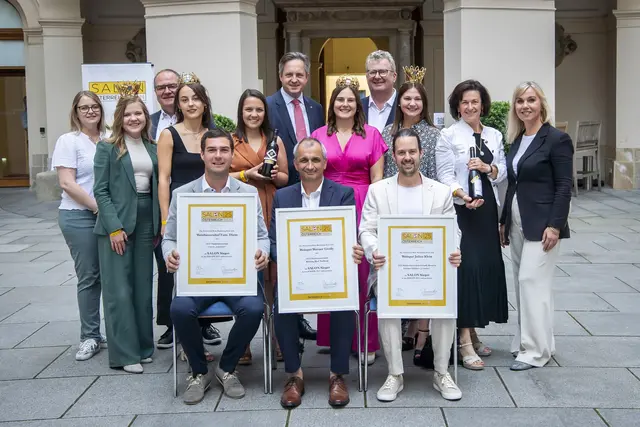 SALON Sieger 2025 aus dem Bezirk Hollabrunn und Gratulanten (v.l.n.r.): Aurore Jeudy (Vorsitzende Österreichisches Sektkomitee), Viktoria Bayer (niederösterreichische Vize-Weinkönigin), Klaus Goldmann (Geschäftsführer Wein Niederösterreich), Laura Hummel (niederösterreichische Weinkönigin), Johannes Schmuckenschlager (Präsident Österreichischer Weinbauverband), Hannah Wetschka (Österreichische Weinkönigin), Chris Yorke (Geschäftsführer ÖWM), Ida Haimel (niederösterreichische Vize-Weinkönigin), Maria Obermayer (Geschäftsführerin Regionales Weinkomitee Weinviertel) | Foto: ÖWM / Robert Herbst