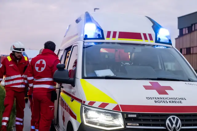 Mit Verletzungen unbestimmten Grades wurde die Lenkerin in das UKH Linz verbracht. | Foto: FOTOKERSCHI.AT / KERSCHBAUMMAYR