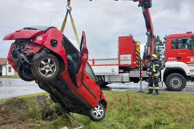 Fahrzeugbergung durch die Feuerwehr | Foto: FF Waidhofen/Thaya