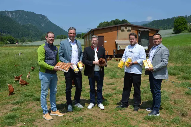v.l.n.r.: Rene Robitsch (Firma Taufrisch), Manfred Kraßnitzer (Kaufmännischer Direktor Krankenhaus der Barmherzigen Brüder St. Veit, Stefan Wakonig-Felbinger (Geschäftsführer Eierring Herzogstuhl, Küchenchef Kevin Holzhacker und Walter Haslinger Leitung Verpflegung Kärnten Küchendienstleister Firma Contento | Foto: Barmherzige Brüder