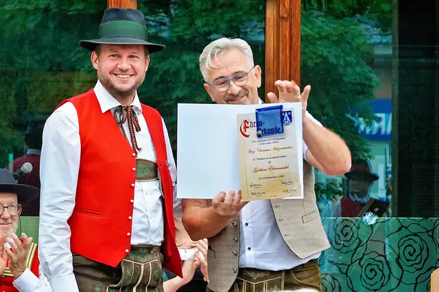 Bürgermeister Andreas Rußmann überreicht die goldenen Ehrennadel an Christian Hatzenbichler (li.). | Foto: Alfred Spannring